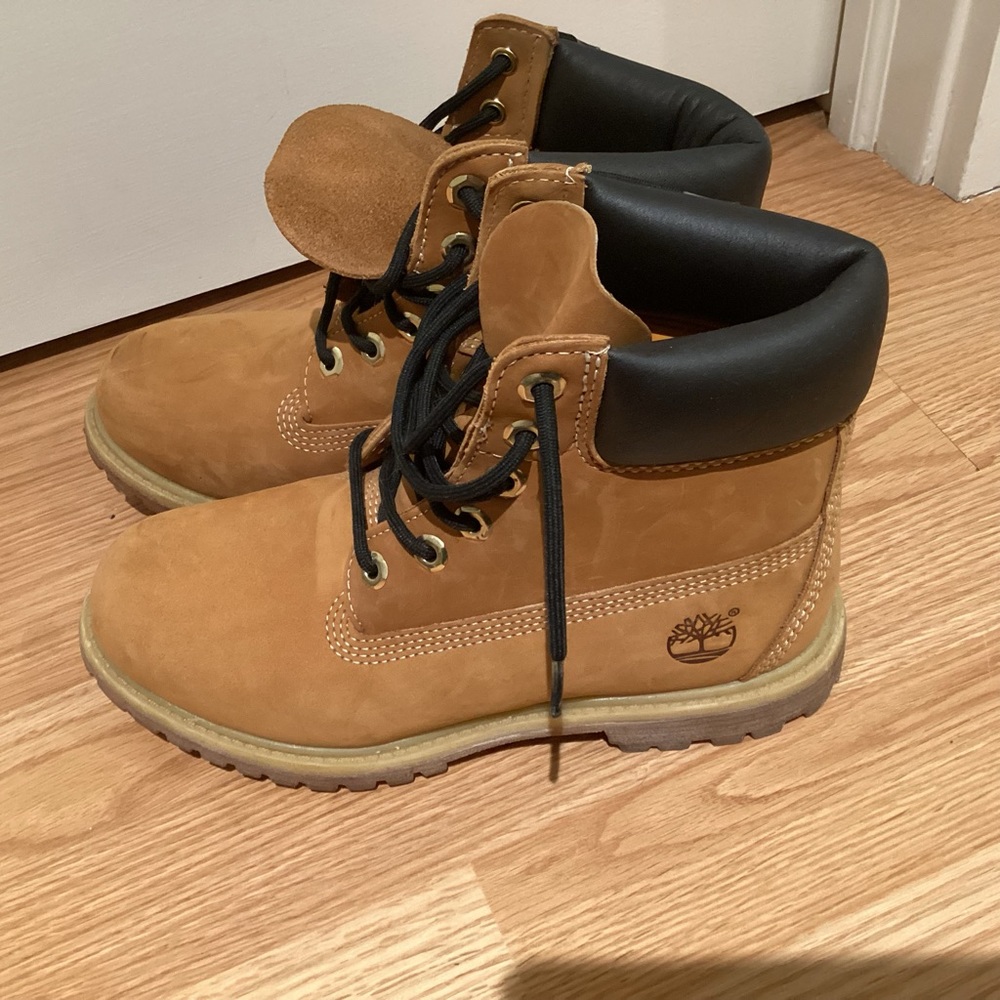Near perfect condition size 7 womens timberland boots.